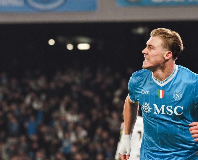 Hojlund fa impazzire il Maradona: il Napoli batte 2-1 la Juve e vola in vetta