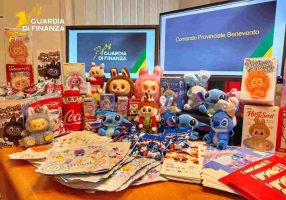 Benevento, blitz anti-contraffazione: sequestrate oltre 400 peluche Labubu falsi