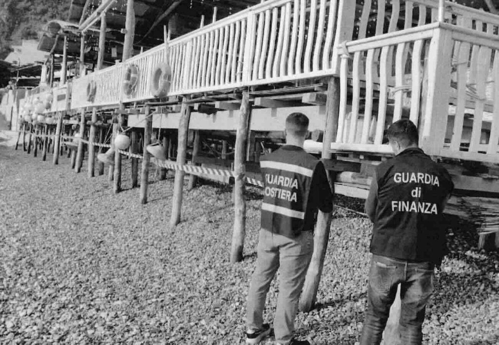 Sequestro a Massa Lubrense: 9 strutture abusive rimosse dalla spiaggia di Nerano