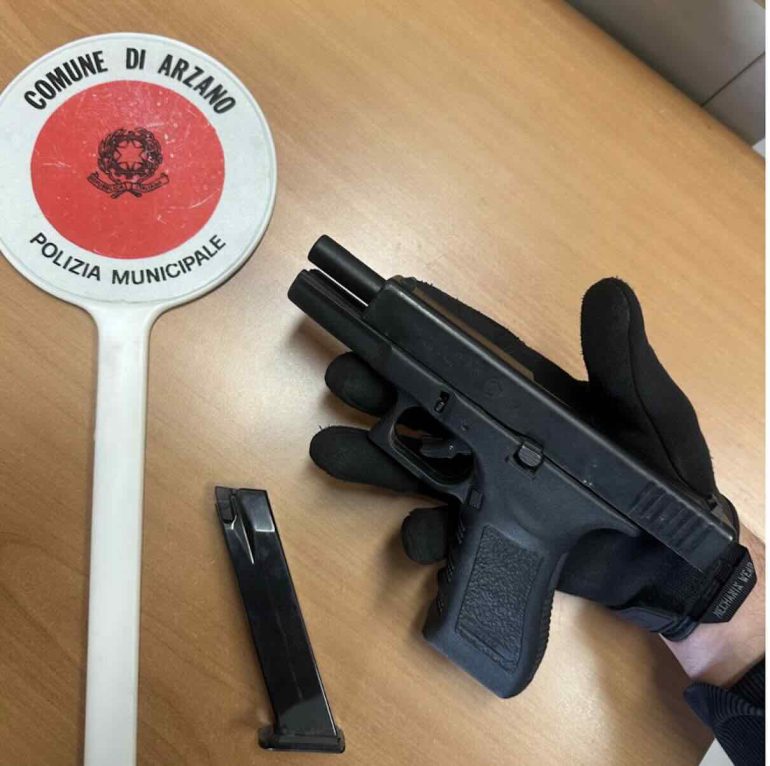 Arzano, sequestrata un’arma pronta all’uso nei pressi della villa comunale