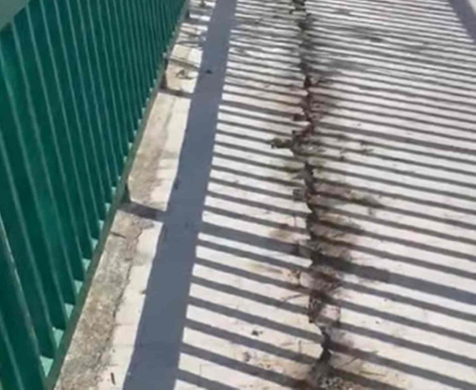 Posillipo, a crack appears on the sidewalk at the Belvedere. The complaint states: "A real risk, warning ignored for months."