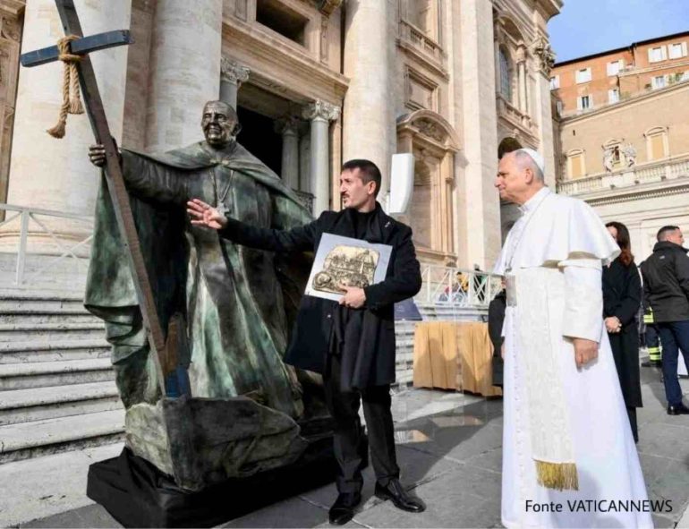 Domenico Sepe incontra Papa Leone XIV e dona un’opera nata dal naufragio di Cutro