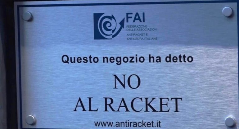 Pomigliano d’Arco, passeggiata antiracket tra i commercianti: “Non siete più soli”