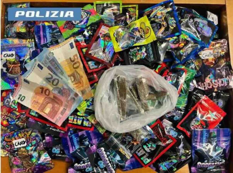 Barra, fermato in auto con hashish e marijuana: in casa oltre mezzo chilo di droga. Arrestato 52enne