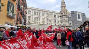Napoli ferma per lo sciopero generale: 10mila in piazza e linea Metro 1 chiusa