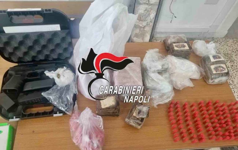 Blitz antidroga a Scampia: sequestrati 7,5 chili di stupefacenti e una pistola carica