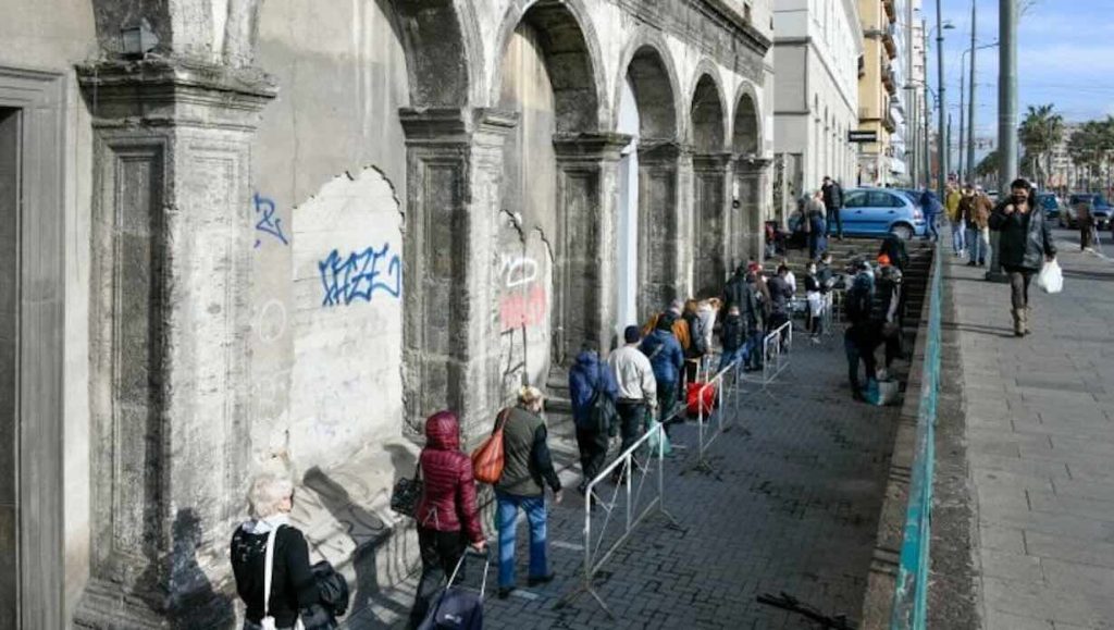Campania regione più povera d’Italia: quasi un cittadino su due è vulnerabile e uno su 8 rinuncia alle cure