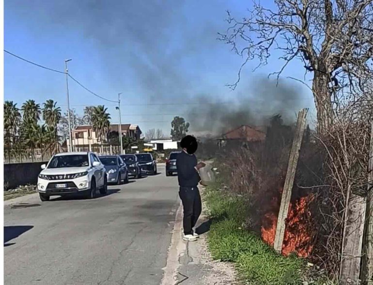 Casalnuovo, incendia sterpaglie a bordo strada e minaccia un giornalista