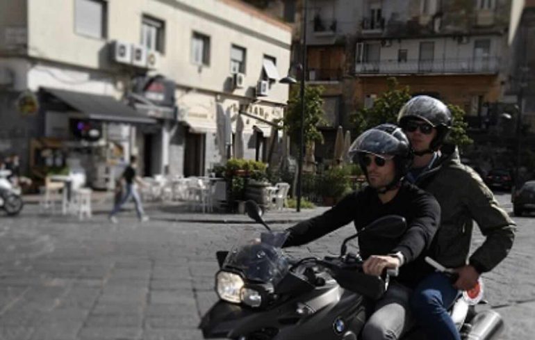 Napoli, turista reagisce allo scippo e recupera l’orologio: arrestati due malviventi