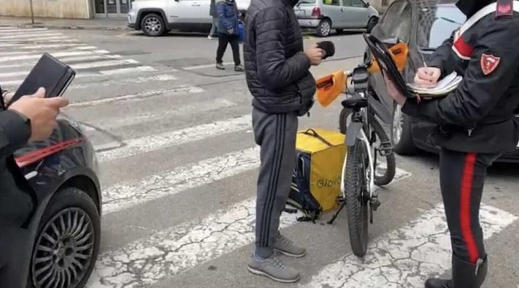 Castellammare, i carabinieri multano 10 rider con scooter modificati