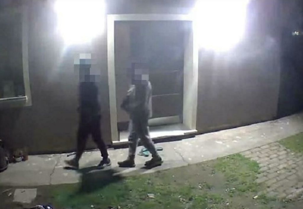 Coppia di ladri di appartamenti incastrata dai video su Tik Tok: arrestata a Scampia