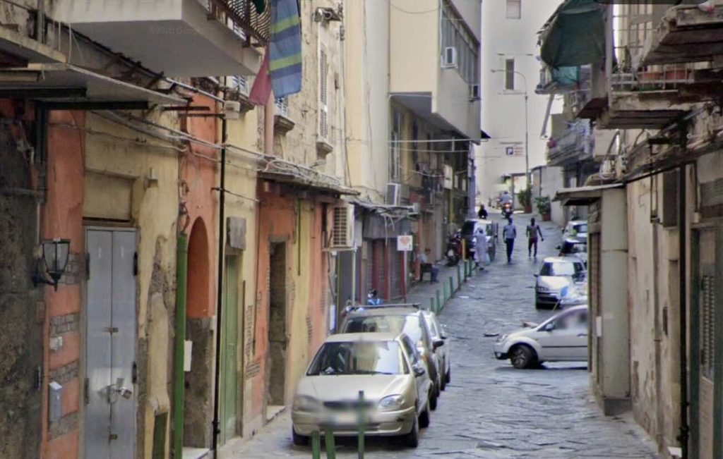 Droga nel centro storico: blitz della polizia in vico XII Duchesca, arrestato un 35enne