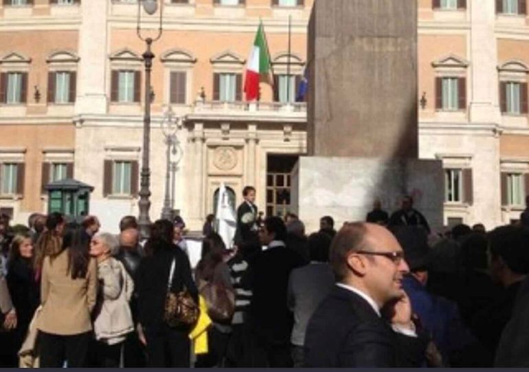 Nella foto, un particolare della vicenda.