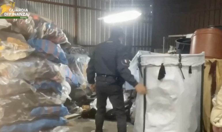 Ercolano, sequestrate 65 tonnellate di rifiuti tessili in un capannone abusivo