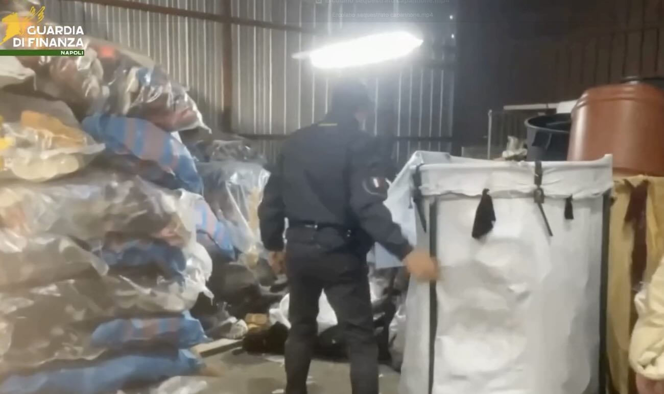 Ercolano, sequestrate 65 tonnellate di rifiuti tessili in un capannone abusivo