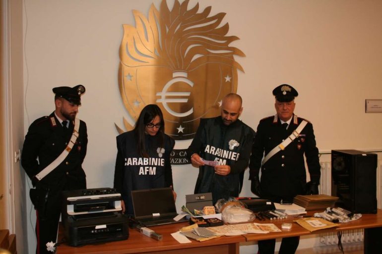Fabbrica di soldi in cameretta: arrestato il “mago” informatico dei 50 euro. Aveva già stampato un milione