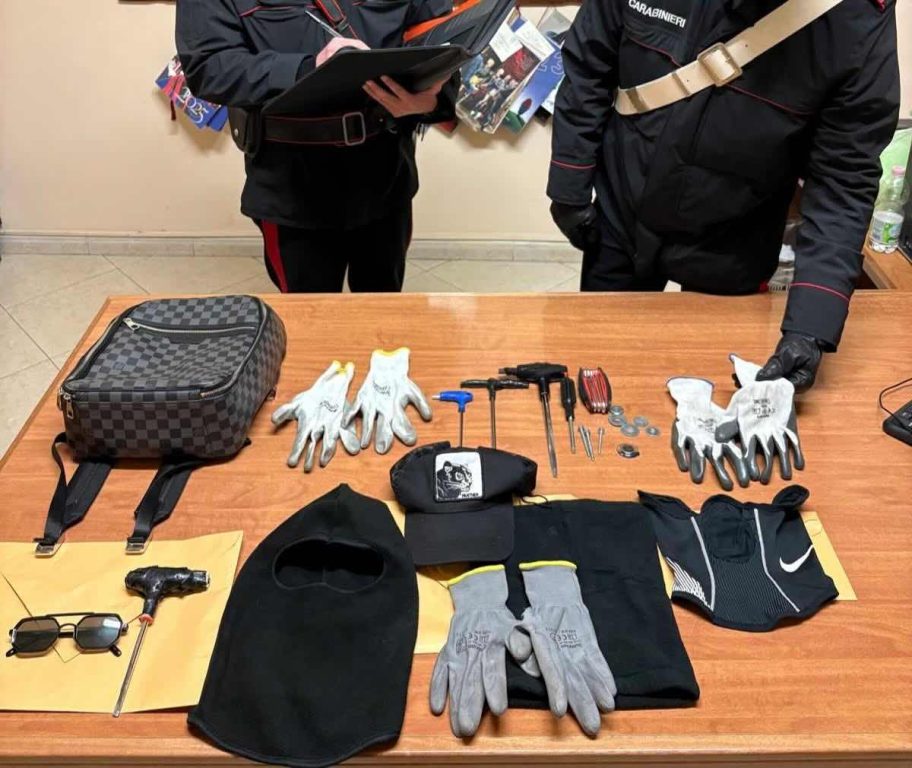 Desperate escape after pursuit: two young men arrested with balaclavas and burglary tools