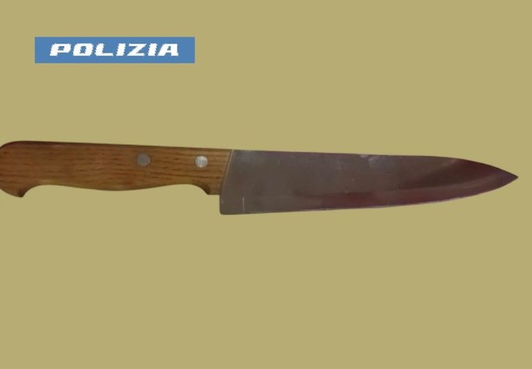 Il coltello sequestrato