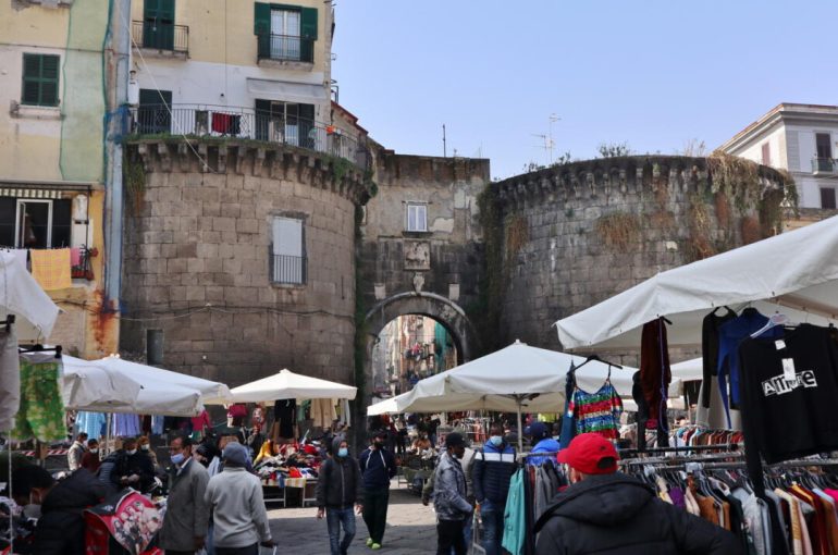 Napoli, blitz a Porta Nolana: sequestrati capi contraffatti
