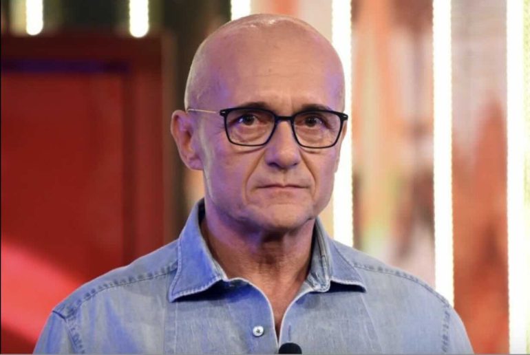 Indagine a Milano su Alfonso Signorini: accuse di violenza sessuale ed estorsione