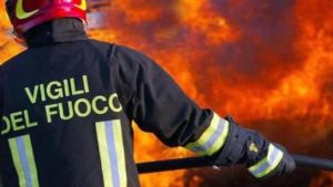 Incendio a Pompei, in fiamme serre e deposito: i vigili del fuoco evitano il peggio