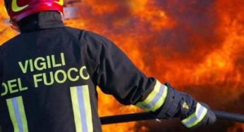 Napoli, incendio nella notte in una concessionaria al Vomero: distrutti auto, furgone e scooter