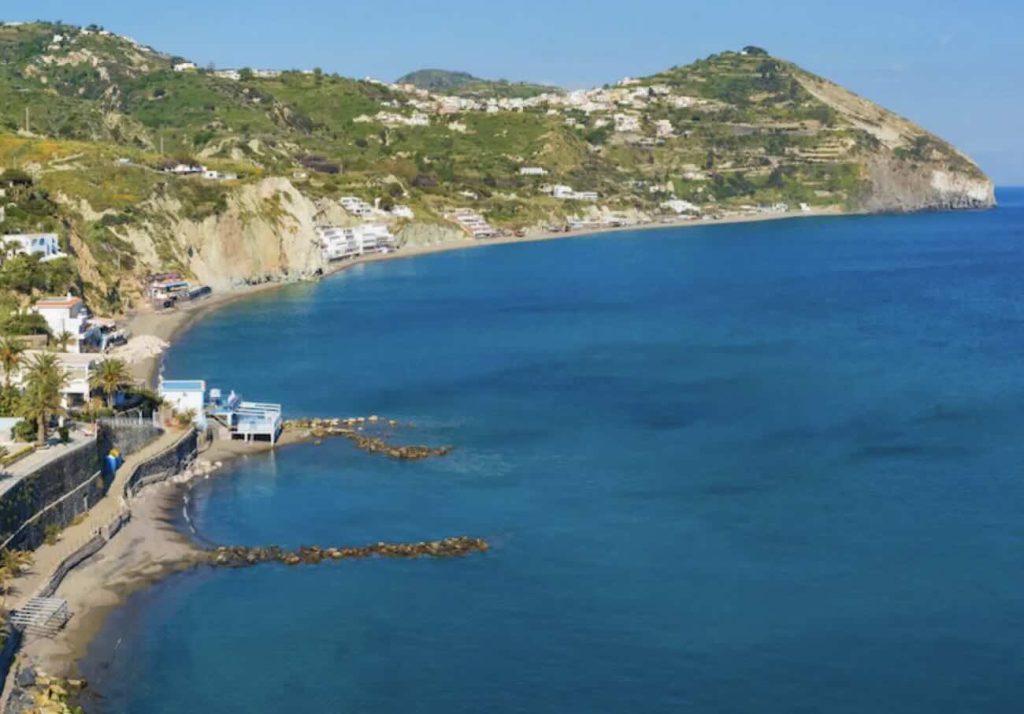 Ischia: sigilli al notissimo complesso turistico “Le Fumarole”