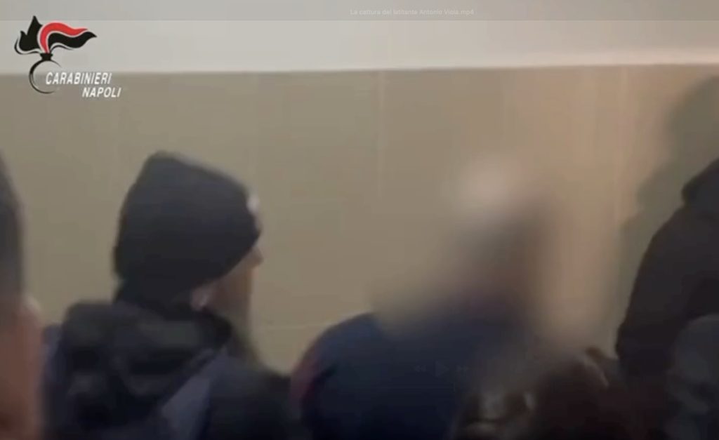 Latitante da un anno e mezzo, preso all’alba a Gricignano: arrestato Antonio Aloia, sul comodino una pistola