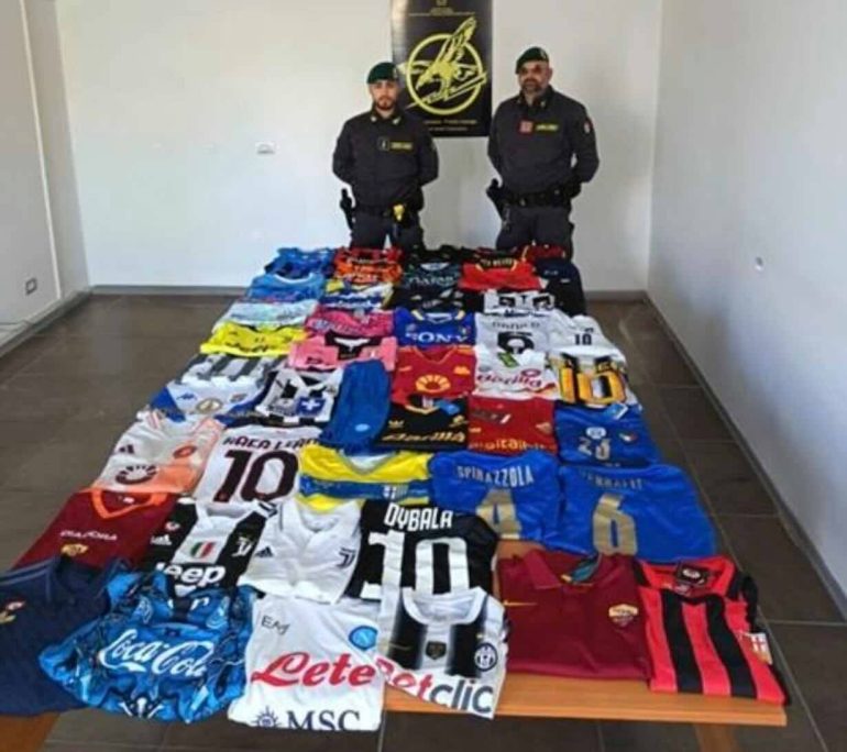 Maglie di calcio contraffatte, maxi sequestro a Catanzaro