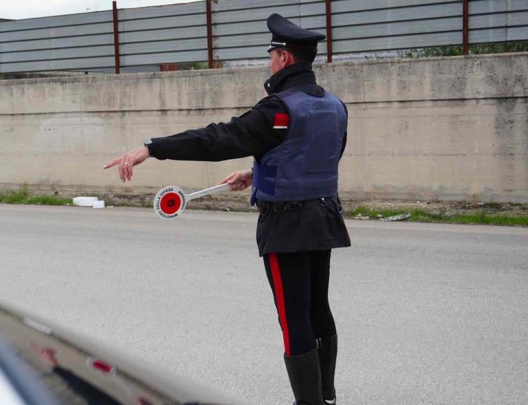 Marcianise, vede i carabinieri e lancia la droga dal finestrino dell’auto: arrestato 34enne