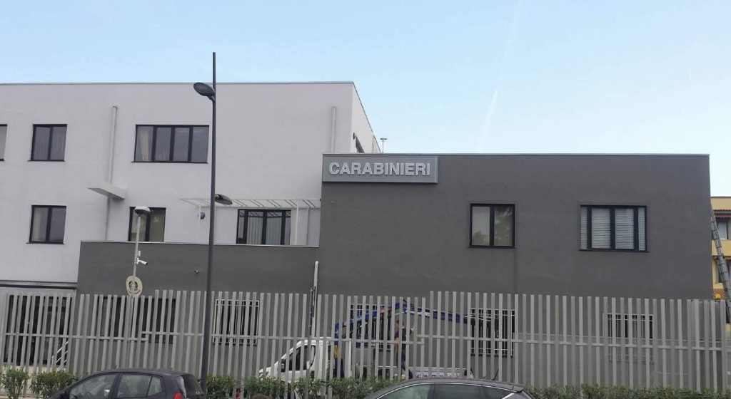 Melito, follia per affidamento della figlia a Natale: investe i suoceri fuori dalla caserma. Arrestato 19enne