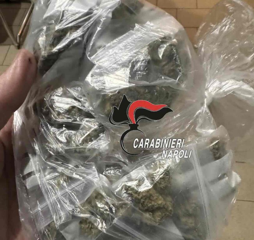 Meta di Sorrento, droga nascosta nel copri batteria dell’auto: arrestato pusher 24enne