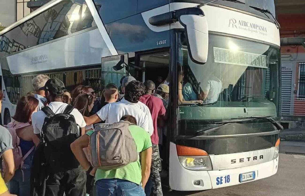 Metropark Napoli, passeggero ubriaco aggredisce autista e poi scappa