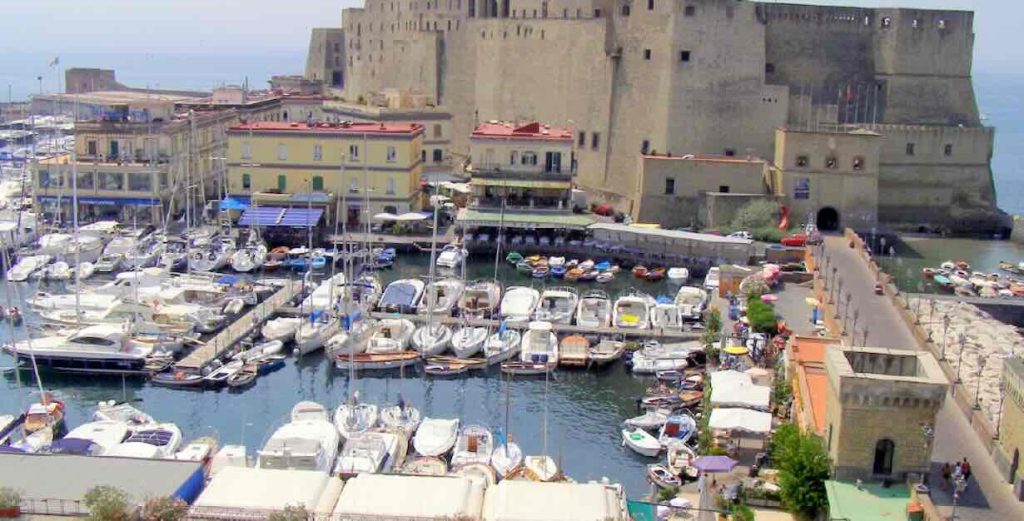 Napoli, blitz al Borgo Marinari: finisce la latitanza del ricercato di Scampia, scovato a bordo di una barca