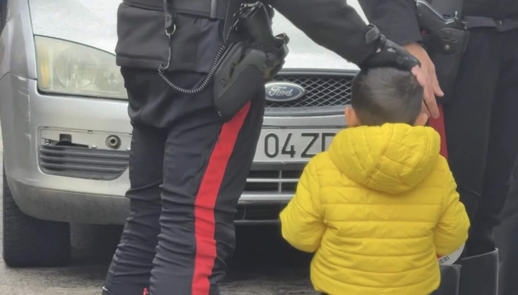 Napoli, blitz all’alba nel campo Rom di via del Riposo: scatta il censimento della “popolazione fantasma”
