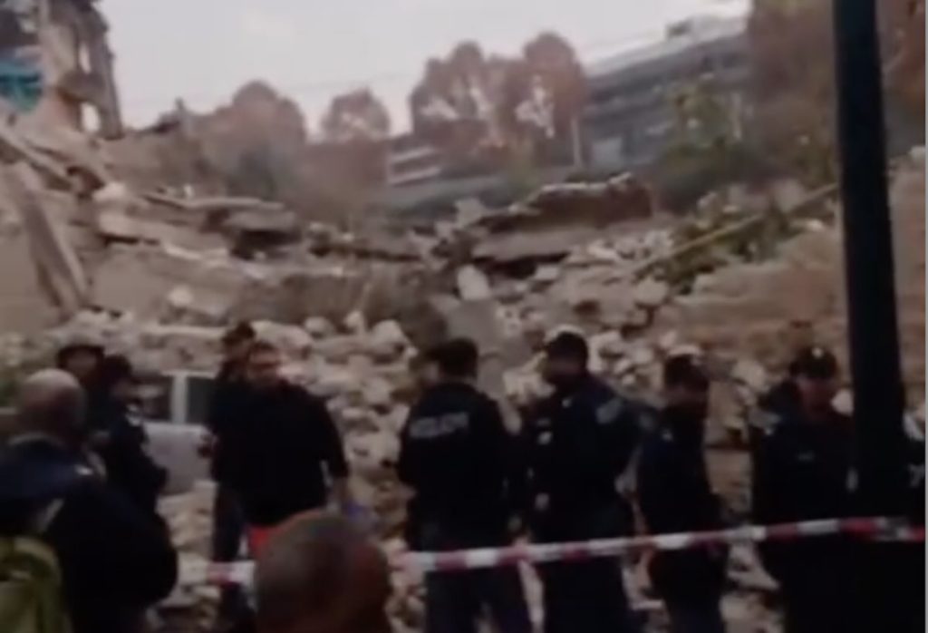 Napoli, boato e crollo in zona Arenaccia: auto sepolte, solo per miracolo nessuna vittima