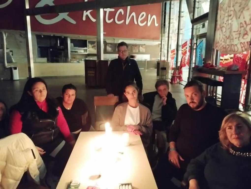 Napoli, Burger King chiuso alla Centrale: protesta al buio dei lavoratori