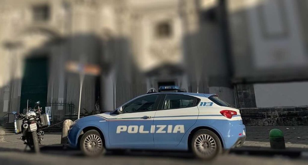 Napoli, controlli della Polizia in piazza Carolina e ai Quartieri: catturato un evaso
