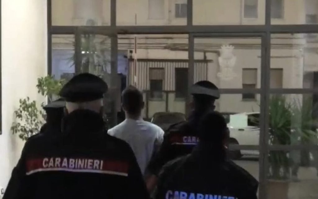 Napoli, crede che la moglie lo tradisca, litiga e poi va dai carabinieri con la droga e si fa arrestare