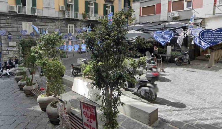 Napoli, crolla cornicione in piazzetta Sant’Anna di Palazzo