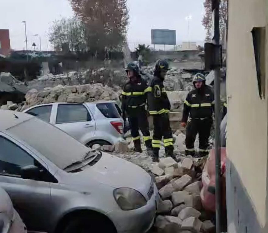 Napoli, crollo del vecchio muro all’Arenaccia: donna in ospedale