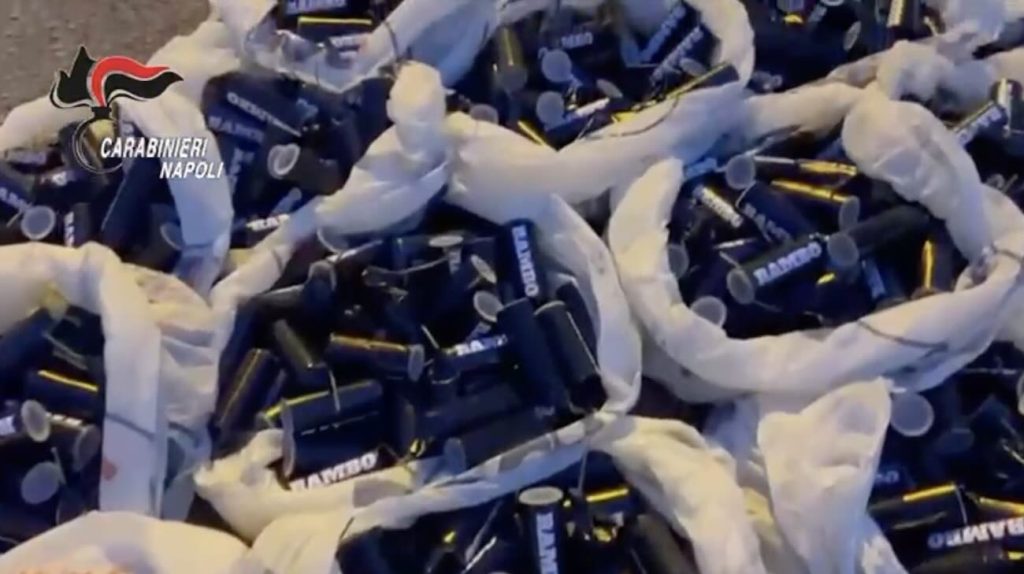 Napoli e provincia, blitz contro i botti illegali: sequestrati oltre 1.600 “Cobra”, tre arresti