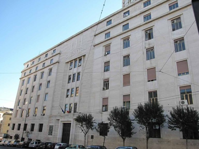 Napoli, arrestati 3 poliziotti della Questura: ricattavano gli automobilisti