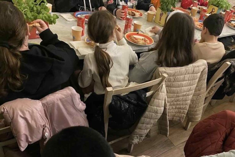 Napoli, il miracolo della normalità al Rione Sanità: per 30 bambini è la prima volta in pizzeria