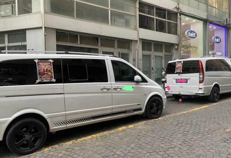 Napoli, il Natale amaro dei tassisti: locandine choc contro il traffico