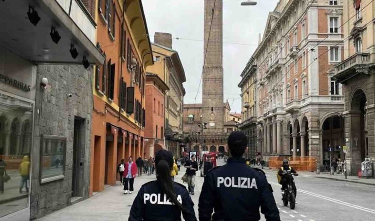 Napoli, la “paranza” dei Rolex colpisce a Bologna: arrestati 3 trasfertisti. Traditi dal lusso