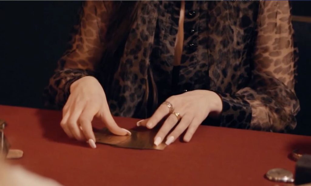 Napoli, la sensitiva social e l’orrore su WhatsApp: “Versate 5mila euro o sarà un uomo morto”