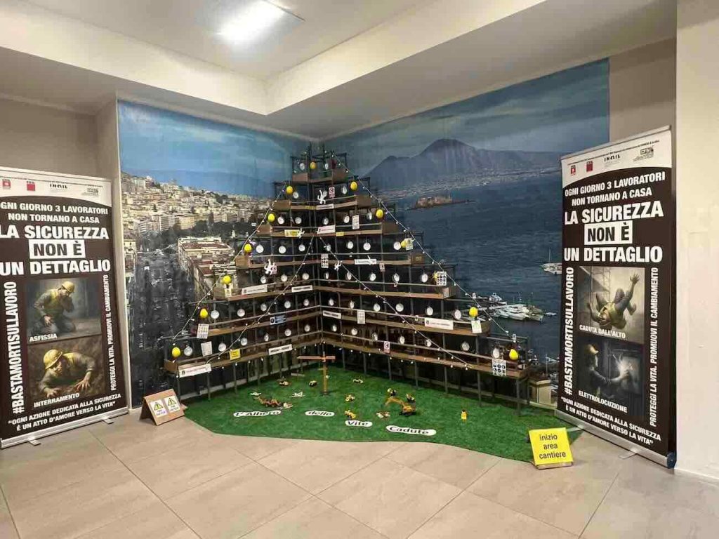 Napoli, l’albero di Natale è un cantiere: 87 nomi per non dimenticare i morti sul lavoro