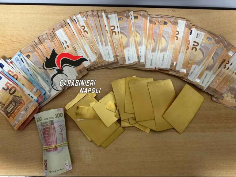Napoli, lamine d’oro e contanti nel parcheggio del supermercato: arrestato 31enne ucraino per riciclaggio