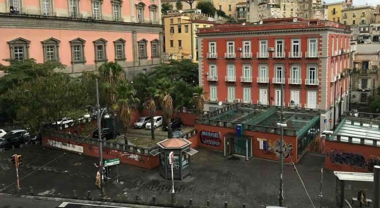 Napoli, lancia droga nel finestrino aperto: la fuga rocambolesca del pusher di Piazza Cavour